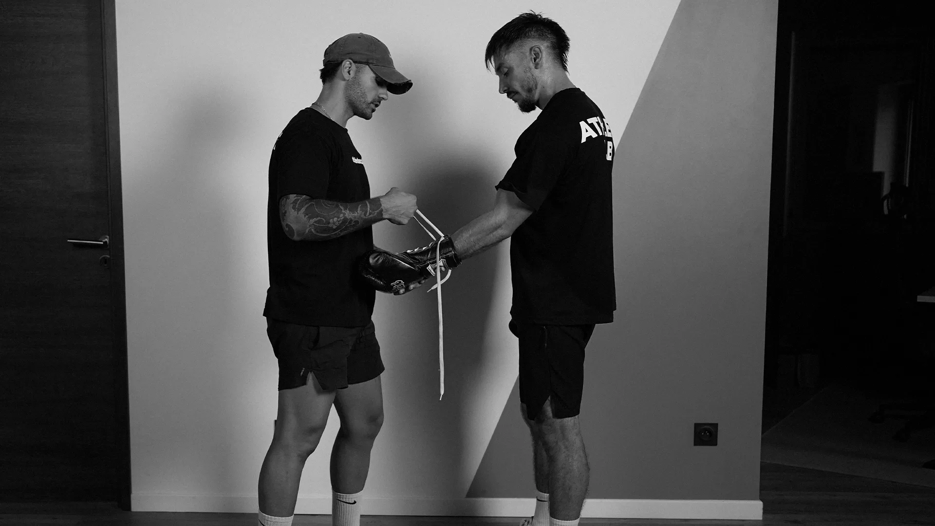 Coach de boxe accompagnant un client lors d'une séance à Romans-sur-Isère